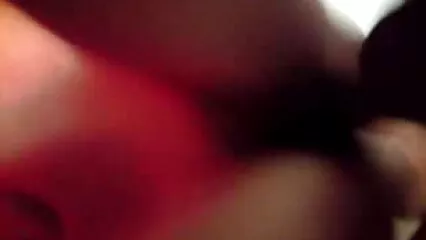 La mora in bagno ha cercato di soddisfare i desideri del ragazzo. film porno con la suocera