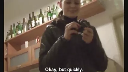 Bruna in primo piano mostra grandi tette e fa video donne mature scopano un pompino.