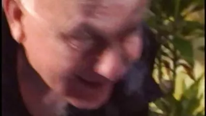 Bruna con il culo stretto allarga video porno tra giovani il culo per un caldo anale.