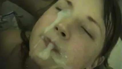 In bagno, una ragazza con grandi tette fa un pompino e prende un video scopate asiatiche sacco di sperma.