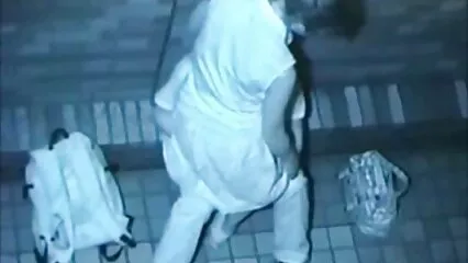 A casa, la nere che scopano ragazza espone con calma le sue grandi tette e si sballa.