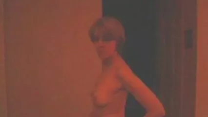La moglie dagli occhi azzurri fa un pompino al suo amato marito al film porno con cavalli gratis mattino.