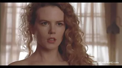 Due amiche donne formose arrapate durante il sesso di gruppo sul divano sono pronte a venire sculacciate.