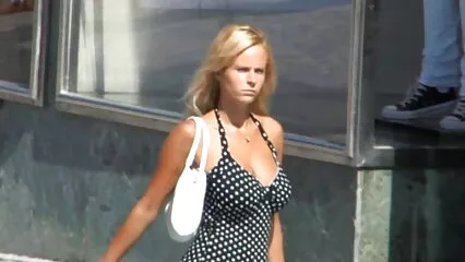 Una ragazza video porno con moglie dai capelli scuri fa sesso passionale sul divano.