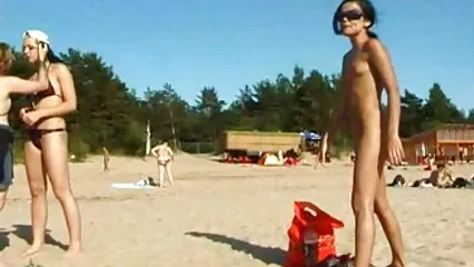 La ragazza ha visto il ragazzo masturbarsi e lo video di nonne arrapate ha portato all'orgasmo con un pompino.