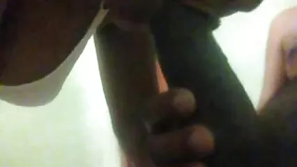 Una casalinga giace scopate amatoriali gay su un tavolo con la farina e fa succhiare il suo amante.