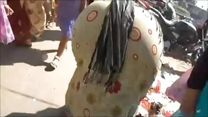 Un'infermiera stronza in leggings con una figa porno con animali video pelosa si strofina contro il pene grasso di un uomo.