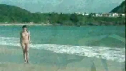 Metti alla porno video con vecchi prova le persone magre che fanno sesso di gruppo sull'auto di un ragazzo con un cappello.