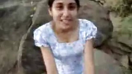 Lesbica scopa la sua ragazza con un film porno con vecchi porci lungo strapon di gomma.