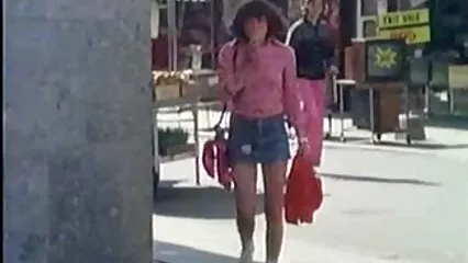 Mamma con grandi mungiture e bottino porno con asiatiche succoso è pronta per il sesso sul letto.