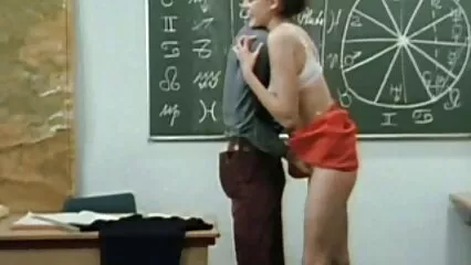La madre ha visto il video porno con vecchi pene eccitato del figliastro e non è potuta passare.