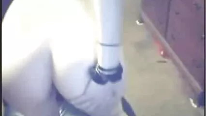 Giovane ragazza russa in mutandine scopata duramente in bocca video porno con donne tettone e berretto.