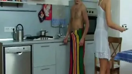 L'uomo video porno tra animali ha avuto una conversazione sincera con la mora e dopo un po' lei è stata fottuta duramente dall'uomo con la maschera.