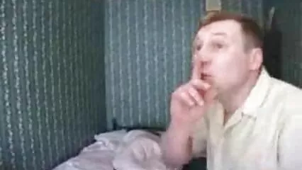 Oliver Flynn, con il consenso del marito, ha messo un video anziane vogliose membro nel berretto di una moglie tettona.