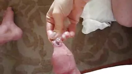 La mamma rossa proprio nel reparto video porno con animali domestici permette al dottore di scoparsi la figa.