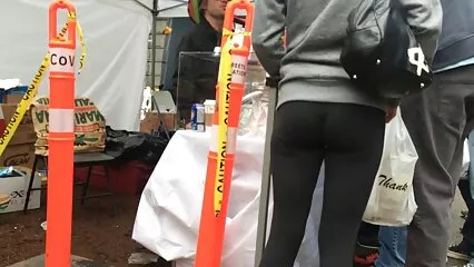 Pulcino dai capelli rossi dà il culo per superare il porno gratis con cani test.