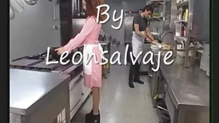 Bruna film porno con monache magra ama gli sport duri e il sesso violento con il suo allenatore.
