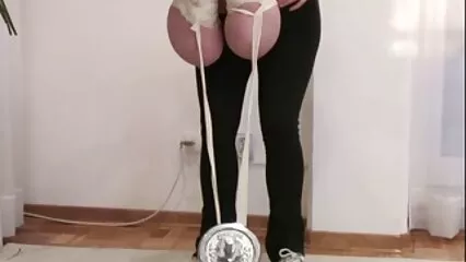 La madre tatuata e sua figlia hanno regalato ai ragazzi un botto di gruppo video porno con animali veri con un orgasmo.
