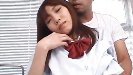 Asiatica magra dopo un pompino alza le gambe per fare voglioporno a tre sesso con un ragazzo.