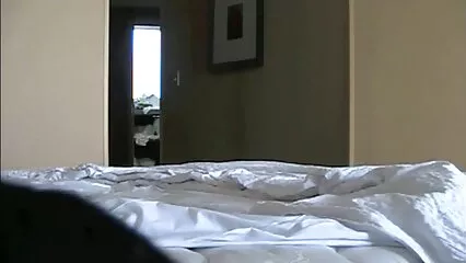 Magra sul tavolo da pranzo si masturba una figa rasata con un dildo viola. video porno vecchie e giovani