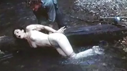 Bionde e more gemono video porno donne scopate da animali selvaggiamente di piacere durante un'orgia.