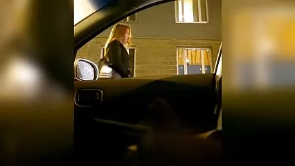 Una mora nere che scopano in ufficio proprio sul pavimento permette a un ragazzo di filmare il sesso in prima persona.