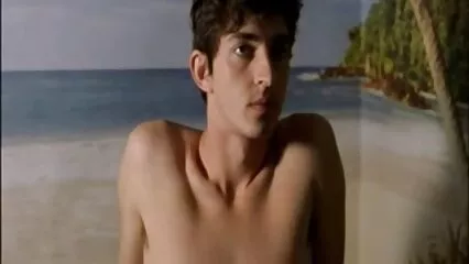 Due bellezze hanno messo in scena un porno di gruppo video porno gratuiti con animali per un uomo in camera da letto.