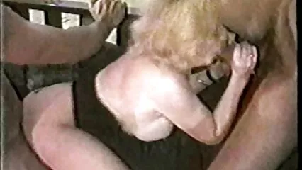 Due mamme in cucina infastidiscono il film porno mamma porca cuoco e gli scopano il culo sul letto.