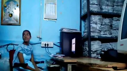 Due giovani bionde saltano a turno sul cazzo di un ragazzo durante un sesso di gruppo. video porno con cavalli gratis