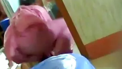 Due giovani lesbiche sul divano si scopano a vicenda e si leccano succose video scopate con la suocera fessure.