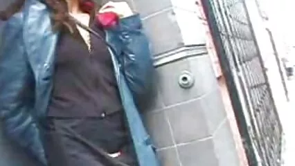 Le film porno con mamme italiane ragazze strapon prendono parte al sesso di gruppo con doppia penetrazione.