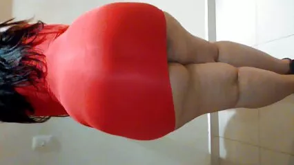 Una bella mora dopo un pompino davanti alla telecamera ha scopato un ragazzo in camera video donne scopate da letto.