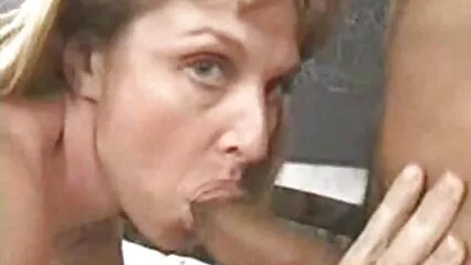 Lila London e Bailey Brooke seducono un corriere facendogli fare film porno con studentesse sesso di gruppo con la masturbazione.