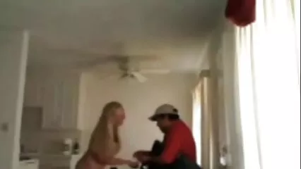 Lola Mylove si video scopate amatoriali italiane è messa le calze e si è piantata sul grosso tronco di un amante assonnato.