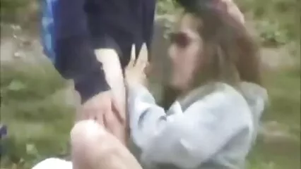 La mamma si abbassa i pantaloncini ed espone i buchi per il sesso di porno con vecchie italiane gruppo con una giovane coppia.