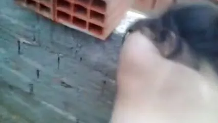La giovane mora non ha resistito a un membro di un amico e l'ha preso in bocca. megasesso anale