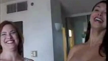 Il marito ha filmato sua moglie nuda in bagno e ha fatto un porno fatto in casa con lei, porno con nonne italiane scopando alla pecorina.