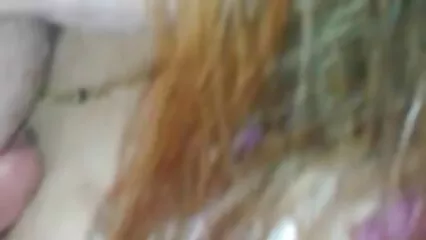 Il ragazzo lecca la figa e martella la porno gratis con vecchie mora dai capelli lunghi con un'estremità dorata.