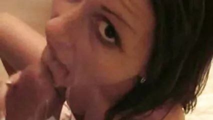 Uno scrittore di Parigi scopa due ragazze contemporaneamente in video porno di vecchie arrapate un'orgia modesta.
