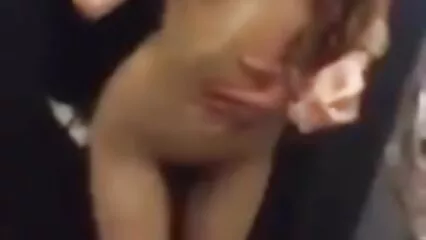 Ragazza bionda mostra il culo e scopa con l'amante video porno italiani tra cugini occhialuto al resort.
