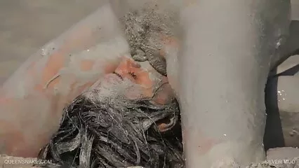 La bionda, invece di un uomo gonfiabile, film porno donne con animali ha scopato la sua amica con uno strapon.