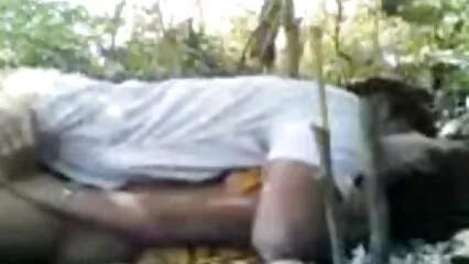 La bionda in ufficio si arrampica sull'inguine di un collega e bagna un video porno con animali grosso fallo.
