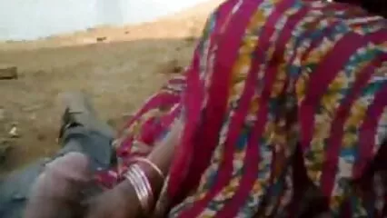 Mamma tettona flirta con video porno mature con ragazzi il corriere e lo scopa in posizione da cowgirl.