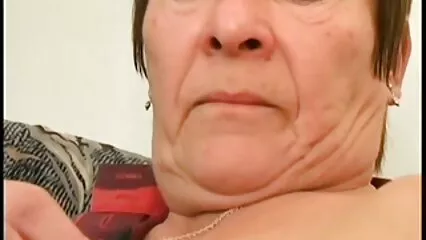 Bruna con grandi tette e film porno con arabe calze viene su un grosso cazzo.