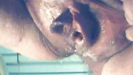 Massaggiatrice tettona cavalca il cazzo del film porno trans con donne cliente.