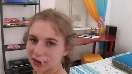Due lesbiche si leccano i cappucci film porno con la cugina e le masturbano con agili vibratori.