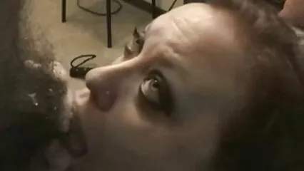 Due giovani lesbiche sul pavimento video porno con animali e in camera da letto si scopano a vicenda.