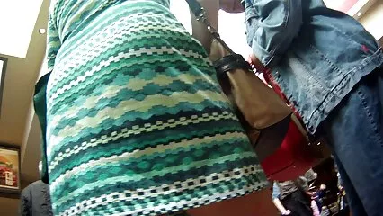Le ragazze sul letto hanno regalato al ragazzo peloso un sesso di gruppo con video nonne vogliose un orgasmo.