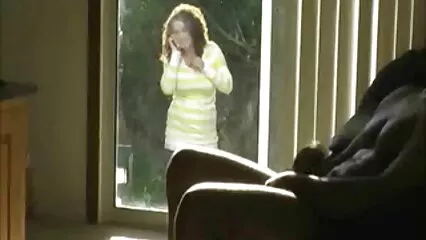 Una donna con splendide mungiture salta porno animali con donne su un membro di un giovane maschio.
