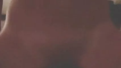 La piccola bionda gioca con film porno con infermiera la sua figa per la quale riceve una punizione sotto forma di una dura scopata nella figa.